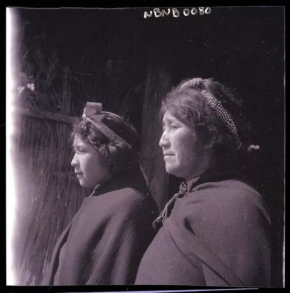[Dos mujeres mapuche]  [fotografía] Ignacio Hochhäusler.