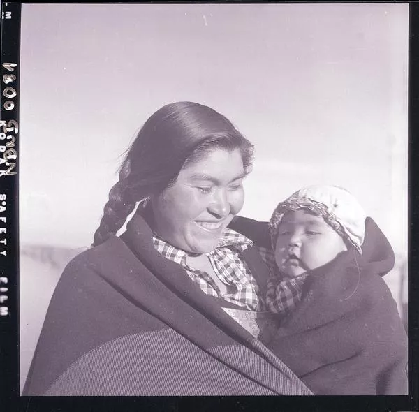 [Mujer mapuche con su hijita en brazos]  [fotografía] Ignacio Hochhäusler.