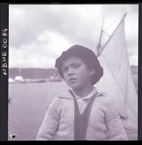 [Niño en un bote a vela]  [fotografía] Ignacio Hochhäusler.