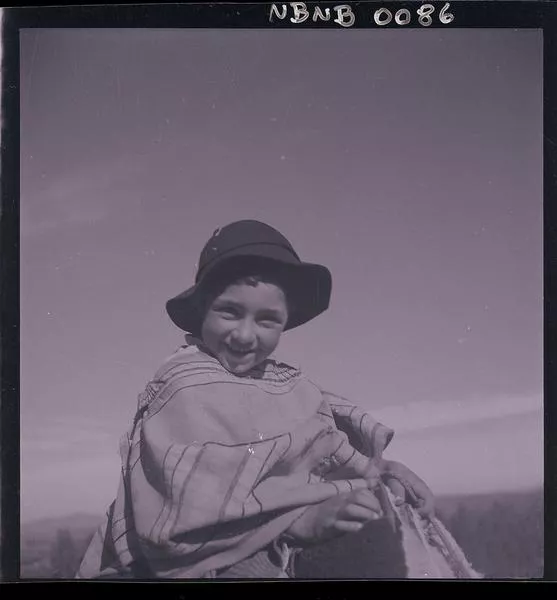 [En el campo: Niño con sombrero y poncho]  [fotografía] Ignacio Hochhäusler.