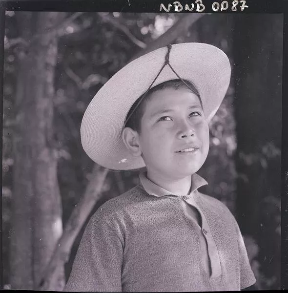 [Niño con sombrero]  [fotografía] Ignacio Hochhäusler.