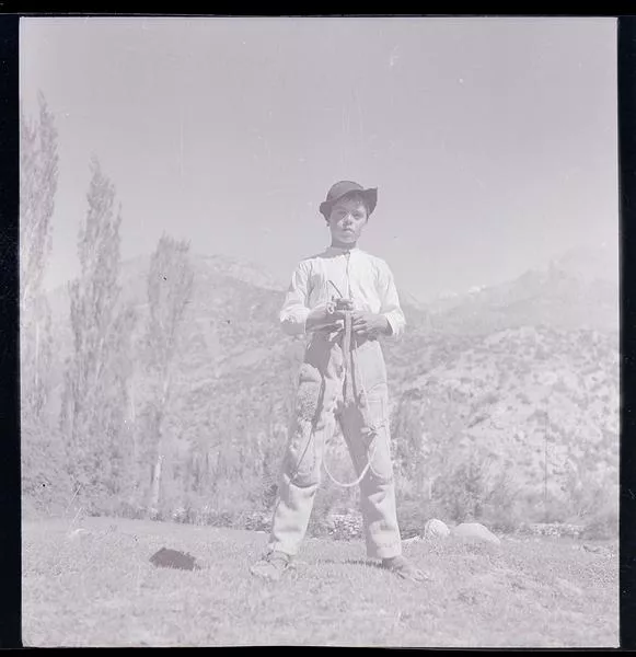 [Niño campesino con una honda]  [fotografía] Ignacio Hochhäusler.