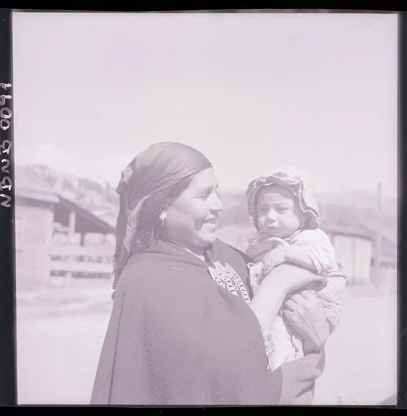 [Mujer mapuche con su hijita en brazos]  [fotografía] Ignacio Hochhäusler.