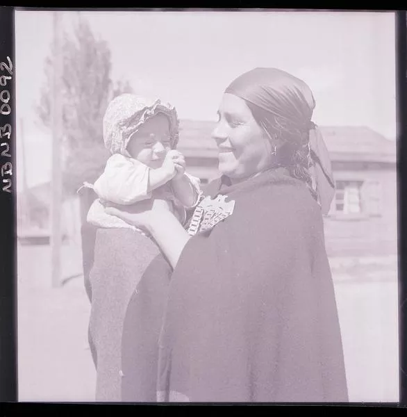 [Mujer mapuche con su hijita en brazos]  [fotografía] Ignacio Hochhäusler.