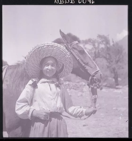 [En el campo: Niña con chupalla junto a su caballo]  [fotografía] Ignacio Hochhäusler.