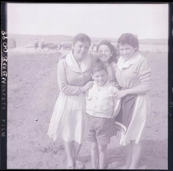 [Grupo familiar en el campo]  [fotografía] Ignacio Hochhäusler.