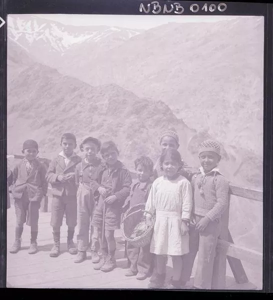 [Grupo infantil; una niña y 7 niños en un puente]  [fotografía] Hochhäusler, Ignacio,