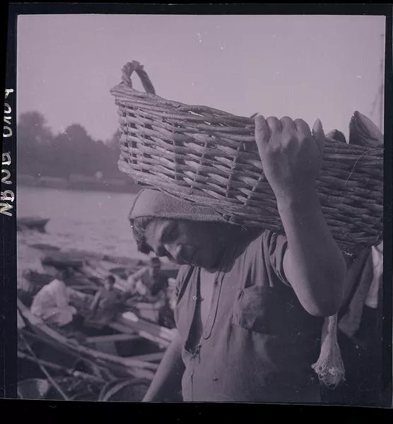 [Pescador sostiene un canasto con pescados]  [fotografía] Ignacio Hochhäusler.