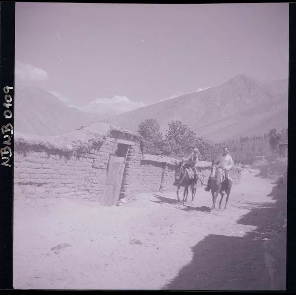 [Pareja de campesinos con un bebé y otro, pasean a caballo; comunidad rural]  [fotografía] Ignacio Hochhäusler.