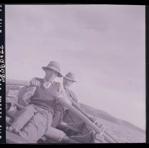 [Dos hombres en una lancha]  [fotografía] Ignacio Hochhäusler.
