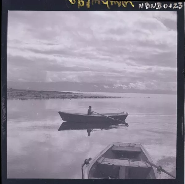 [Niño remando en un bote, en el lago]  [fotografía] Ignacio Hochhäusler.