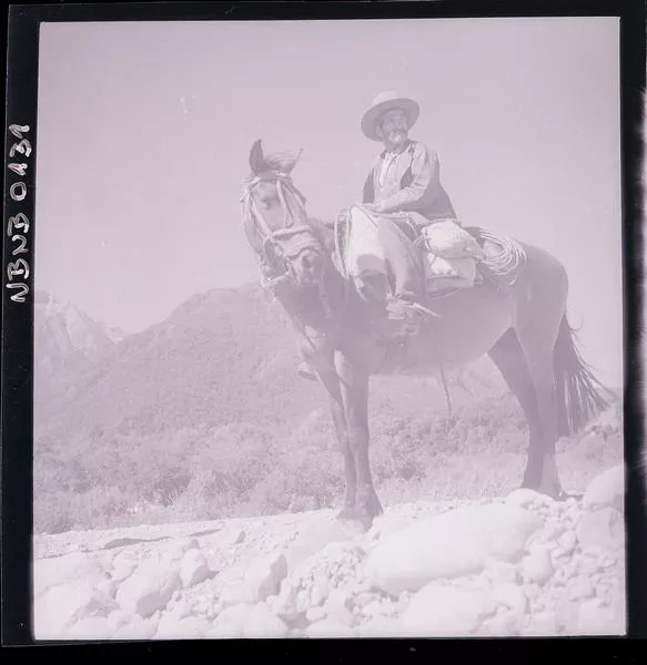 [Campesino a caballo; paisaje montañoso]  [fotografía] Ignacio Hochhäusler.