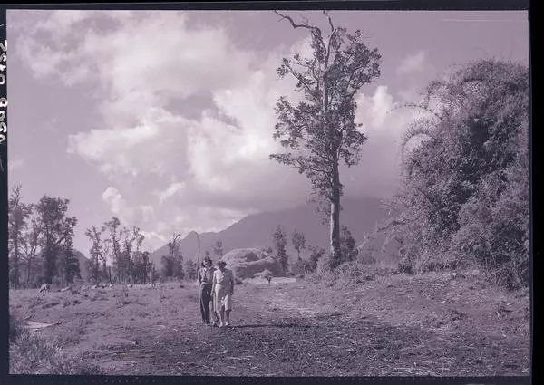 [Dos señoras dan un paseo por el campo]  [fotografía] Ignacio Hochhäusler.