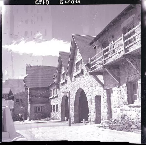 [Fachada de una casona de piedra, cañones en la entrada]  [fotografía] Ignacio Hochhäusler.