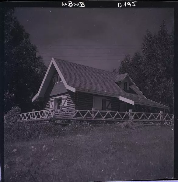 [Casa de troncos, baranda rústica de madera]  [fotografía] Ignacio Hochhäusler.