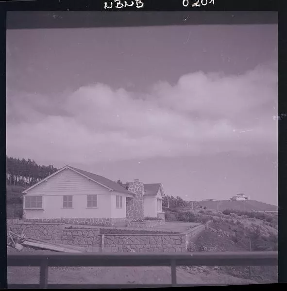 [Casa de piedra, cemento y madera]  [fotografía] Ignacio Hochhäusler.