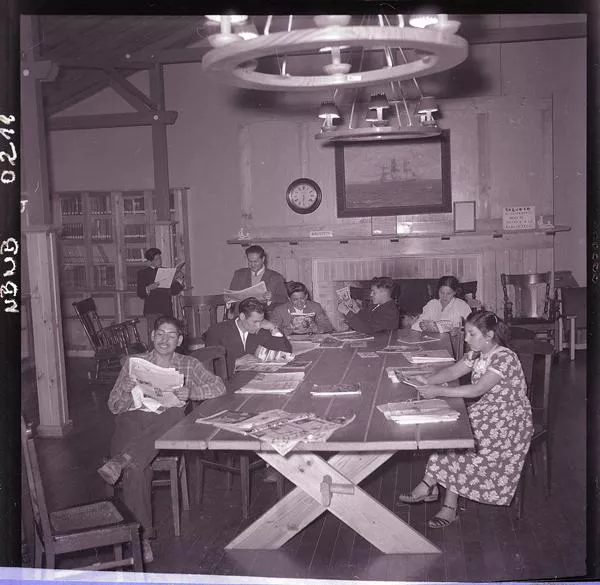 [Usuarios: Sala de lectura de una Biblioteca; revistas y periódicos]  [fotografía] Ignacio Hochhäusler