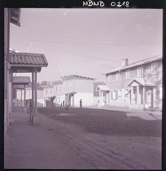 [Niños en una calle de pueblo]  [fotografía] Ignacio Hochhäusler.