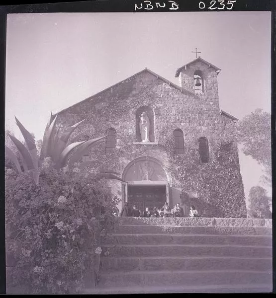 [Grupo de personas; frontis de la capilla del Santuario de la Virgen del Cerro San Cristóbal]  [fotografía]