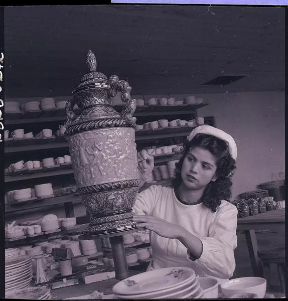 [Etapa de producción; niña encargada de la decoración de un jarrón de cerámica. Fábrica de Cerámica de Lota, sección decorado]  [fotografía] Ignacio Hochhäusler.