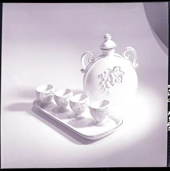 [Fábrica de Cerámica de Lota: Licorera con filamento dorado y bandeja con vasos; pintados a mano]  [fotografía] Ignacio Hochhäusler.