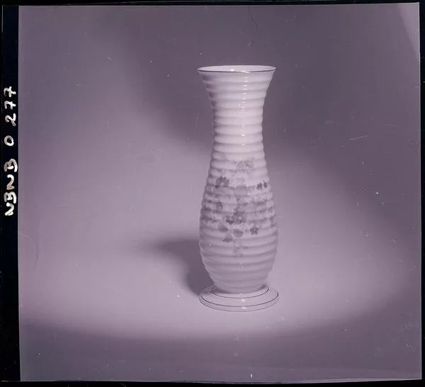 [Fábrica de Cerámica de Lota: Florero de loza esmaltada, textura en relieve, decorado con motivo floral]  [fotografía] Ignacio Hochhäusler.
