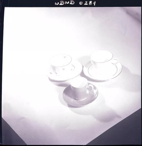 [Fábrica de Cerámica de Lota: ¨Presentación de tazas de café, distintos modelos; decoradas con flores, filamento dorado y un solo color]  [fotografía] Ignacio Hochhäusler.