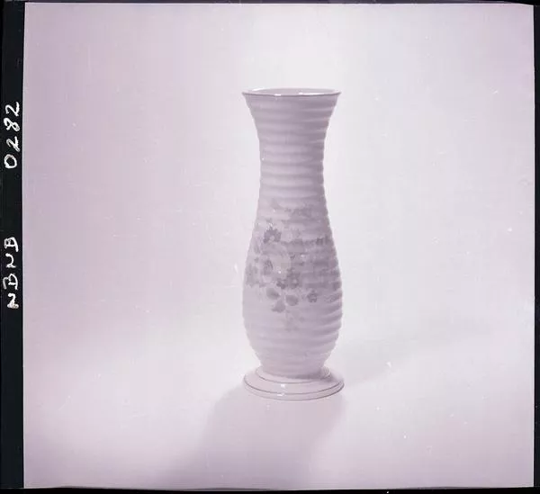 [Fábrica de Cerámica de Lota: Florero esmaltado decorado, con base]  [fotografía] Ignacio Hochhäusler.