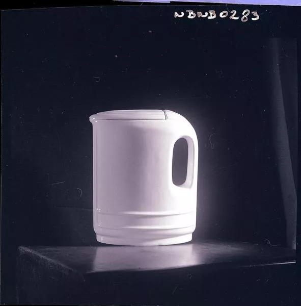 [Fábrica de Cerámica de Lota: Jarro para leche o agua]  [fotografía] Ignacio Hochhäusler.