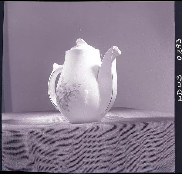[Fábrica de Cerámica de Lota: Tetera esmaltada con filamento dorado, pintada con diseño floral]  [fotografía] Ignacio Hochhäusler.