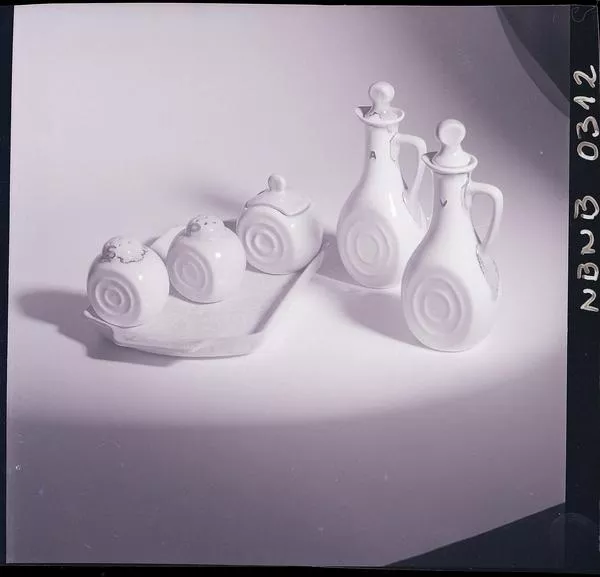 [Fábrica de Cerámica de Lota: Juego de alcuza; cerámica esmaltada, cinco piezas]  [fotografía] Ignacio Hochhäusler.