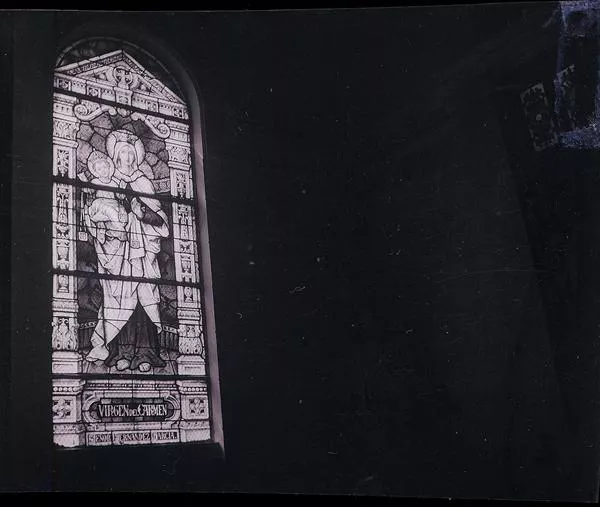 [Vitral que representa a la Virgen del Carmen]  [fotografía] Ignacio Hochhäusler.