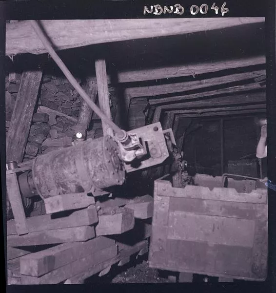 [Vaciamiento al carro de acarreo; galería subterránea de la mina]  [fotografía] Ignacio Hochhäusler.