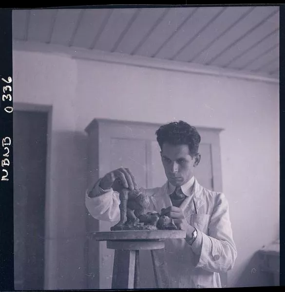 [Fábrica de Cerámica de Lota: Osvaldo Barra Cunningham; pintor, diseñador y decorador, pintor y muralista chileno]  [fotografía] Ignacio Hochhäusler.