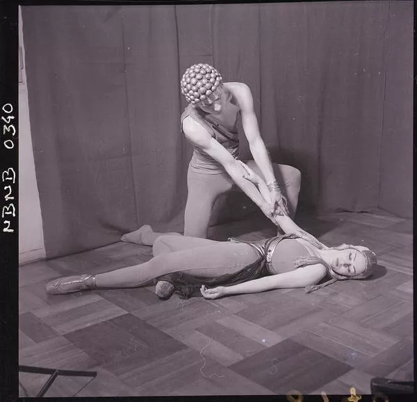 [Ballet Nacional Chileno : Ensayo: Heinz Poll y Virginia Rocal (Orfeo y Eurídice); Ballet "Orfeo"] [fotografía] Ignacio Hochhäusler.