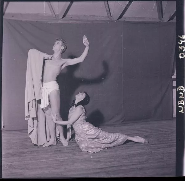 [Ballet Nacional Chileno : Pareja de intérpretes durante un ensayo] [fotografía] Ignacio Hochhäusler.
