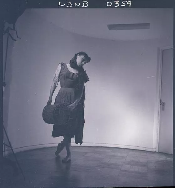 [Ballet Nacional Chileno : Ensayo; bailarina, Ballet "Drosselbart o Príncipe Mendigo"] [fotografía] Ignacio Hochhäusler.