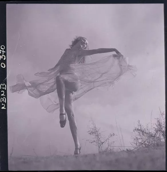 [Yerka Luksic, con vestido ligero; movimiento congelado]  [fotografía] Ignacio Hochhäusler.