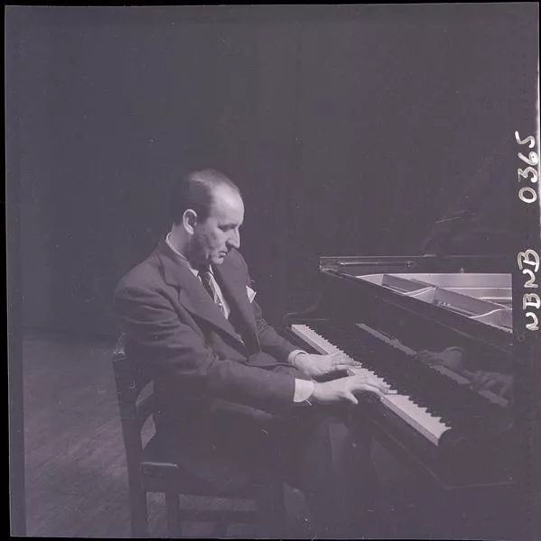 [Pianista no identificado]  [fotografía] Ignacio Hochhäusler.