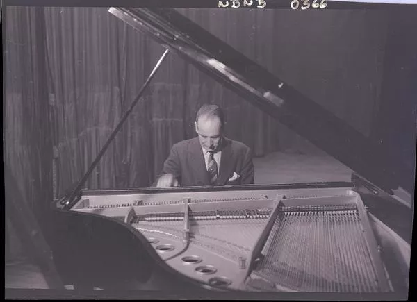 [Pianista no identificado]  [fotografía] Ignacio Hochhäusler.