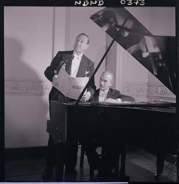 [Intérpretes, violín y piano; Orquesta Sinfónica de Chile]  [fotografía] Ignacio Hochhäusler.
