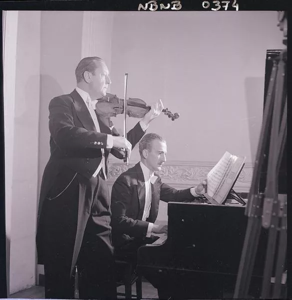 [Intérpretes, violín y piano; Orquesta Sinfónica de Chile]  [fotografía] Ignacio Hochhäusler.