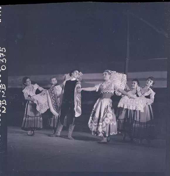 [Ballet Nacional Chileno : Intérpretes no identificados de una obra de ballet, ídem] [fotografía] Ignacio Hochhäusler.