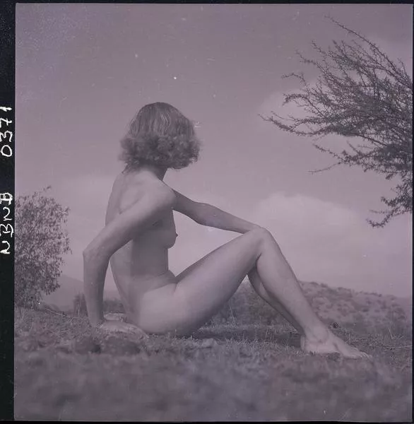 [Desnudo femenino al aire libre]  [fotografía] Ignacio Hochhäusler.