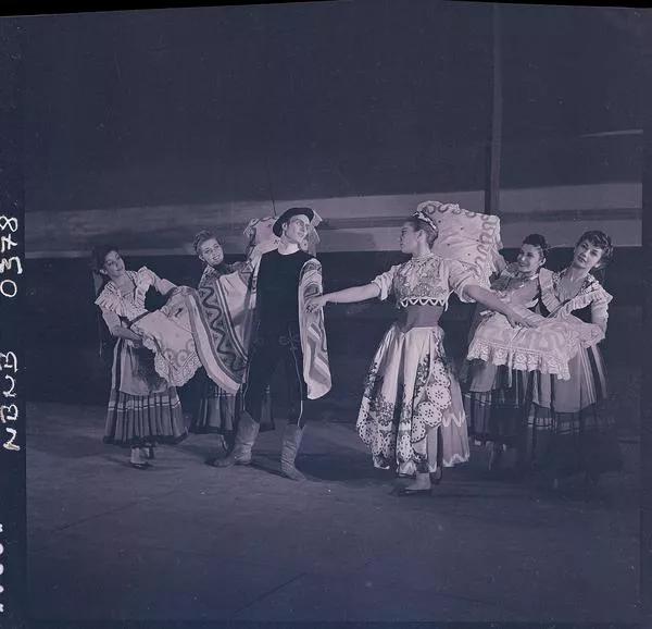 [Ballet Nacional Chileno : Intérpretes no identificados de una obra de ballet, ídem] [fotografía] Ignacio Hochhäusler.