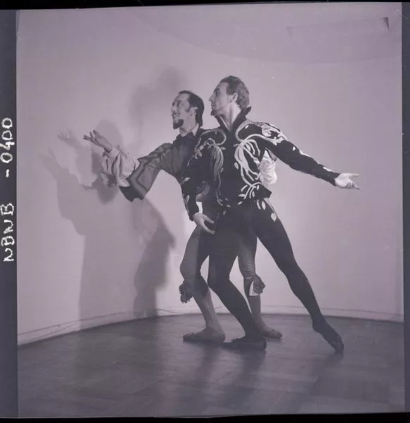 [Ballet Nacional Chileno : Ensayo; Patricio Bunster e intérprete no identificado; Ballet "Don Juan "] [fotografía] Ignacio Hochhäusler.