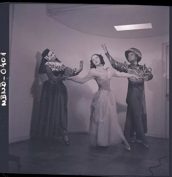[Dos bailarinas y un bailarín de ballet caracterizados para una obra, posan en una posición de movimiento]  [fotografía] Ignacio Hochhäusler.