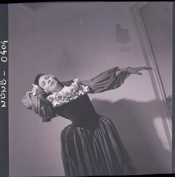 [Bailarina de ballet, caracterizada para una obra, posa o en posición de movimiento]  [fotografía] Ignacio Hochhäusler.