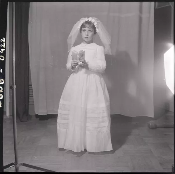 [Niña, día de su Primera Comunión]  [fotografía] Ignacio Hochhäusler.