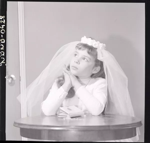 [Niña, día de su Primera Comunión]  [fotografía] Ignacio Hochhäusler.